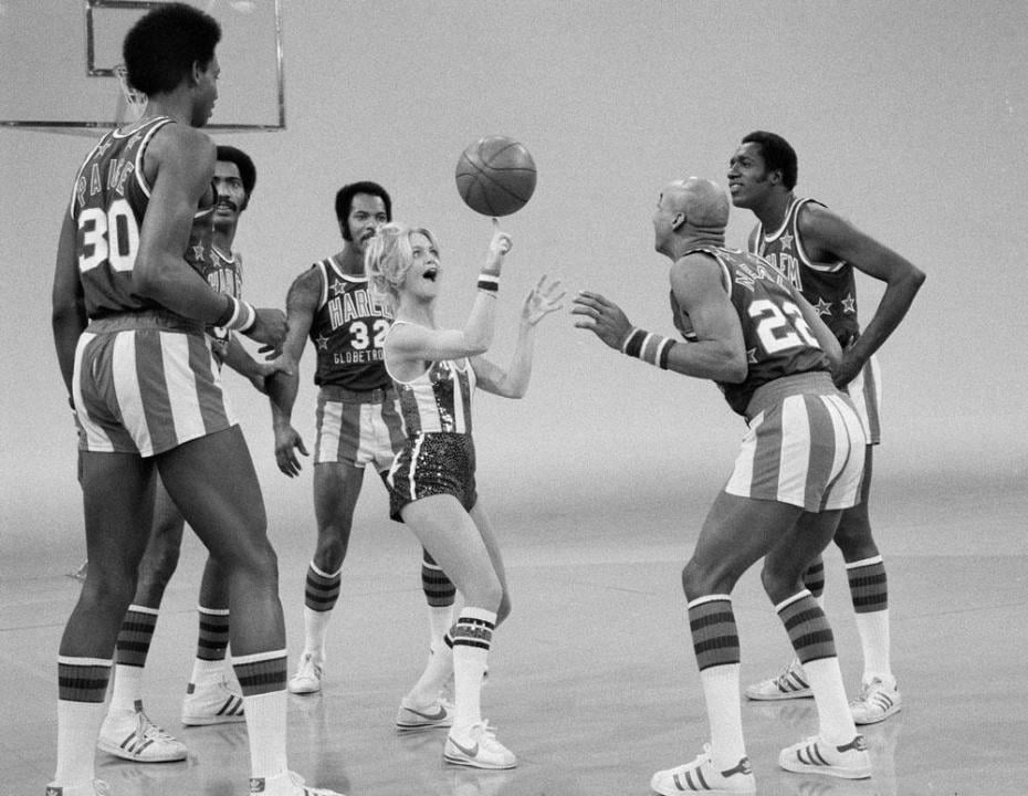 Goldie Hawn showing the Harlem Globetrotters a thing or two Black and white photo of Goldie Hawn spinning a basketball on her finger, surrounded by the Harlem Globetrotters