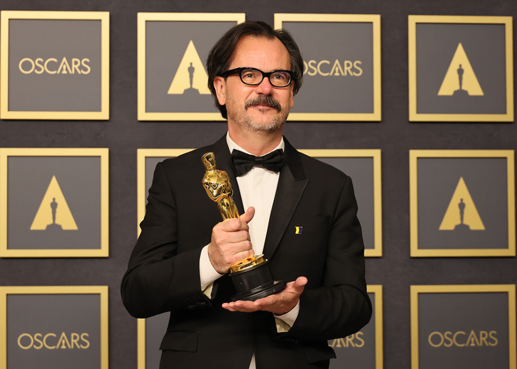 Joe Walker poses with his award for Best Film Editing for 'Dune'.