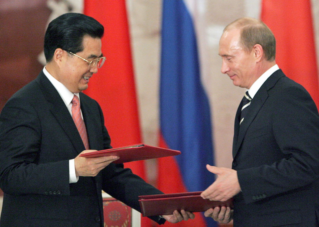 Hu Jintao and Vladimir Putin exchange folders after signing ceremony