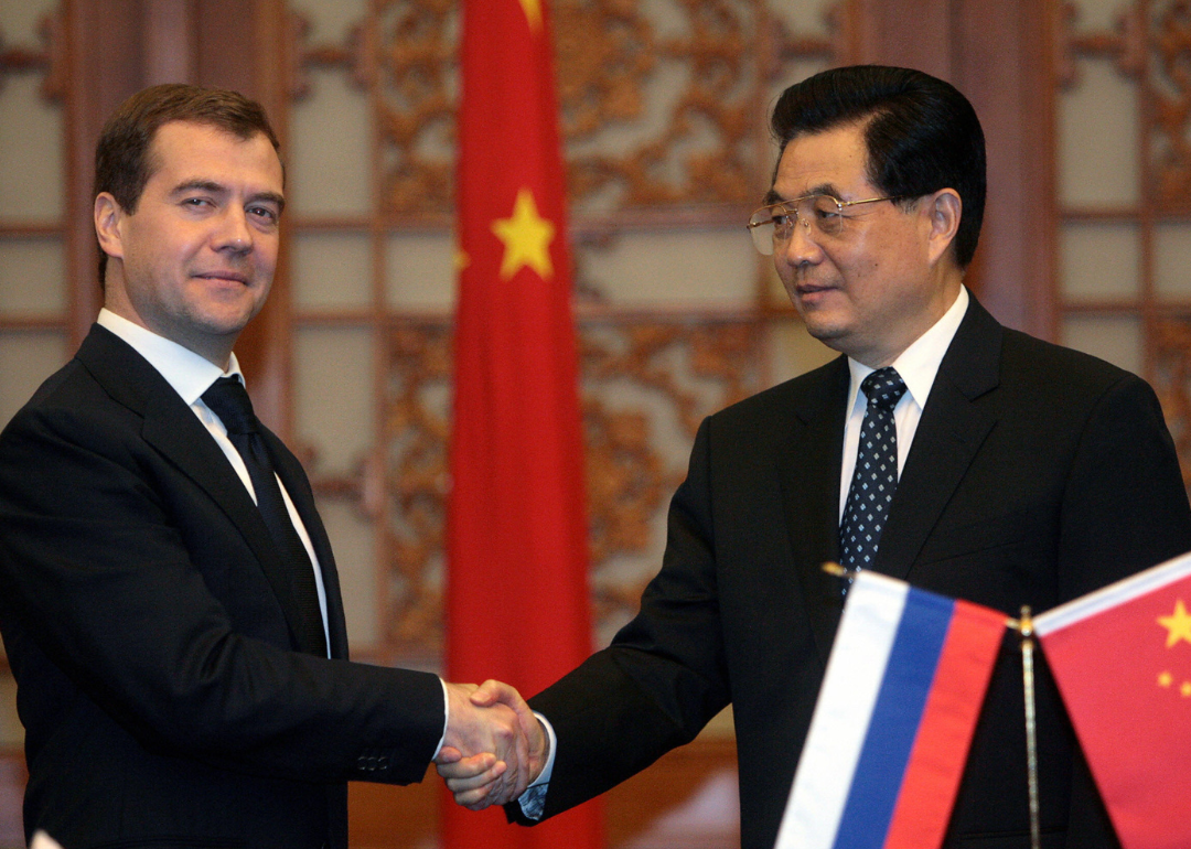 Hu Jintao and Dmitry Medvedev shake hands after signing ceremony