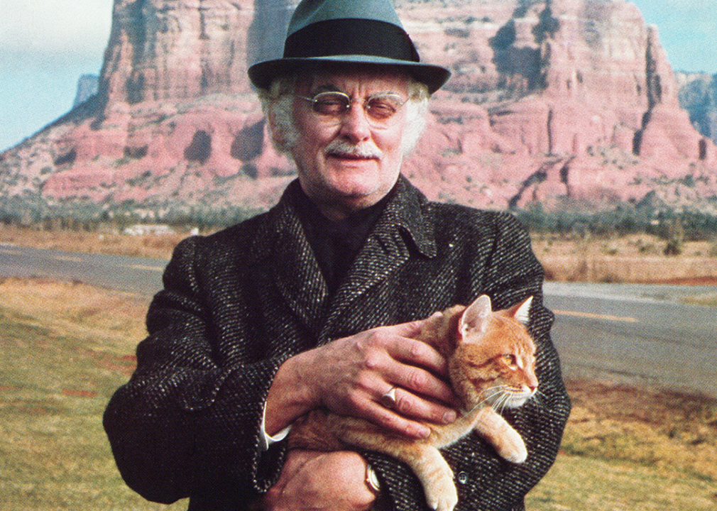 Art Carney holding a cat in a scene from ‘Harry and Tonto’.