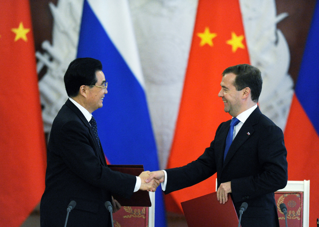 Hu Jintao and Dmitry Medvedev shake hands after signing ceremony