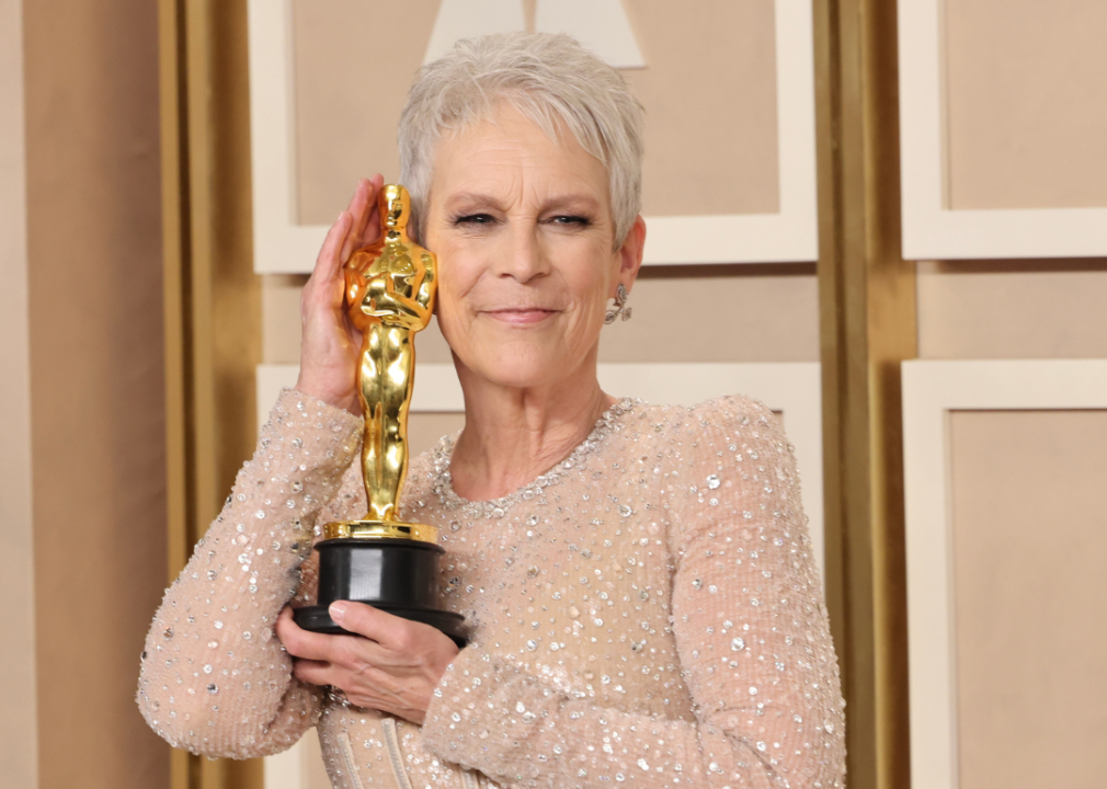 Jamie Lee Curtis poses with Oscar at 95th Annual Academy Awards.