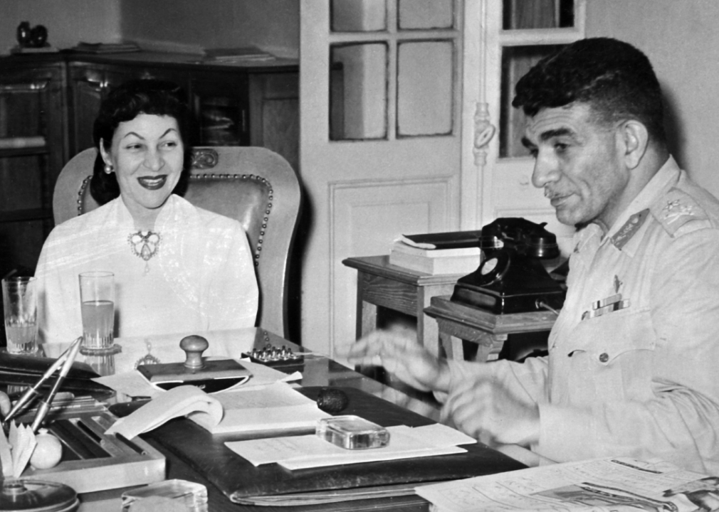 Egyptian feminist Doria Shafik (left) meets with Egyptian Chief Army Commander Gen. Naguib on Aug. 8, 1952