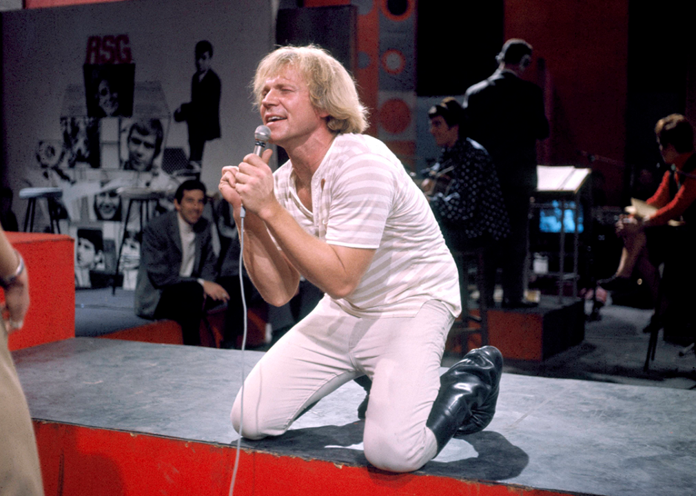 Barry McGuire performing on ‘Ready Steady Go’.