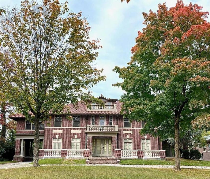 #1. 5767 Lindell Blvd, Saint Louis