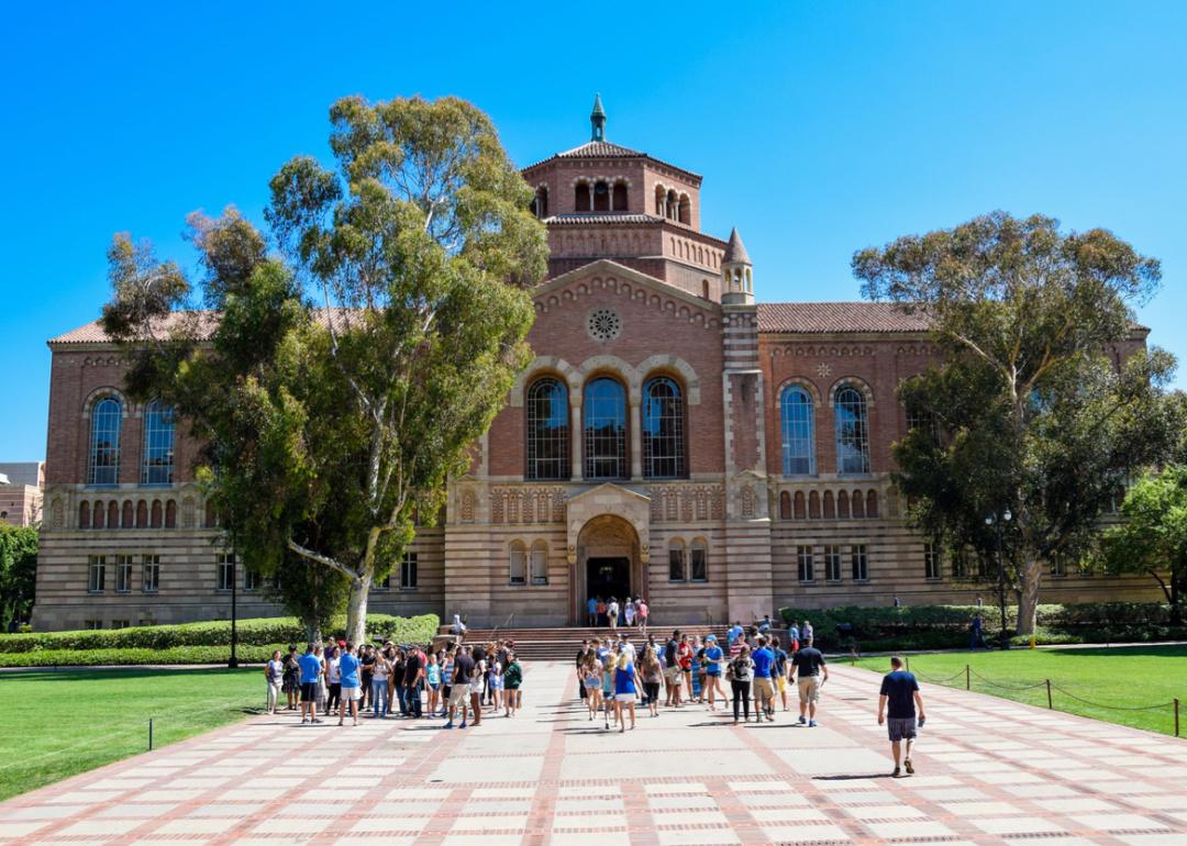Students tour UCLA campus.