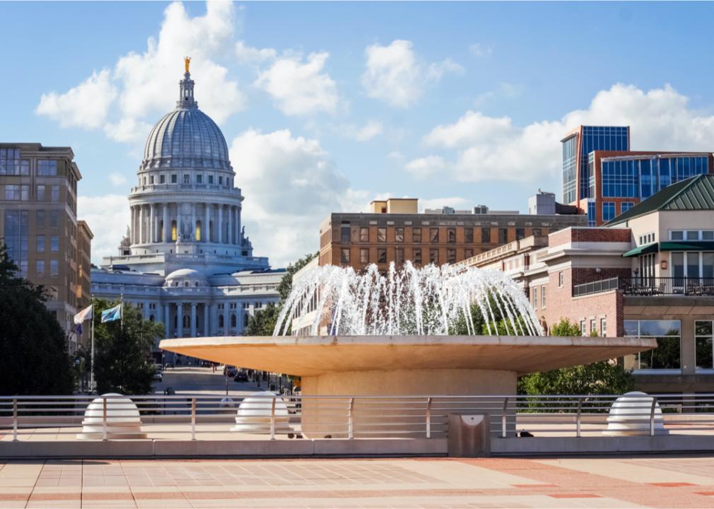 Wisconsin State Capitol building and fountain