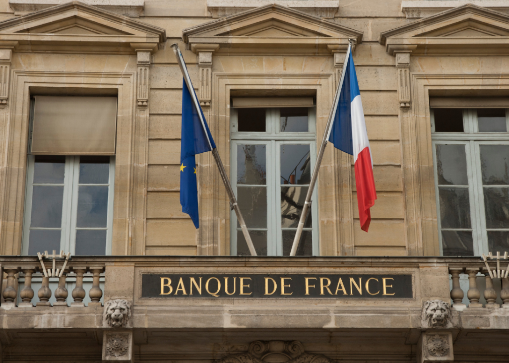 A building with a sign that reads "Banque de France"