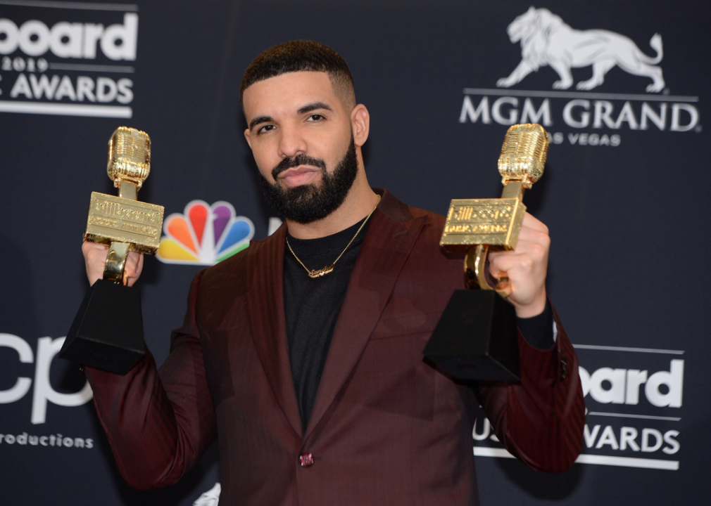 Drake poses with Billboard Awards.