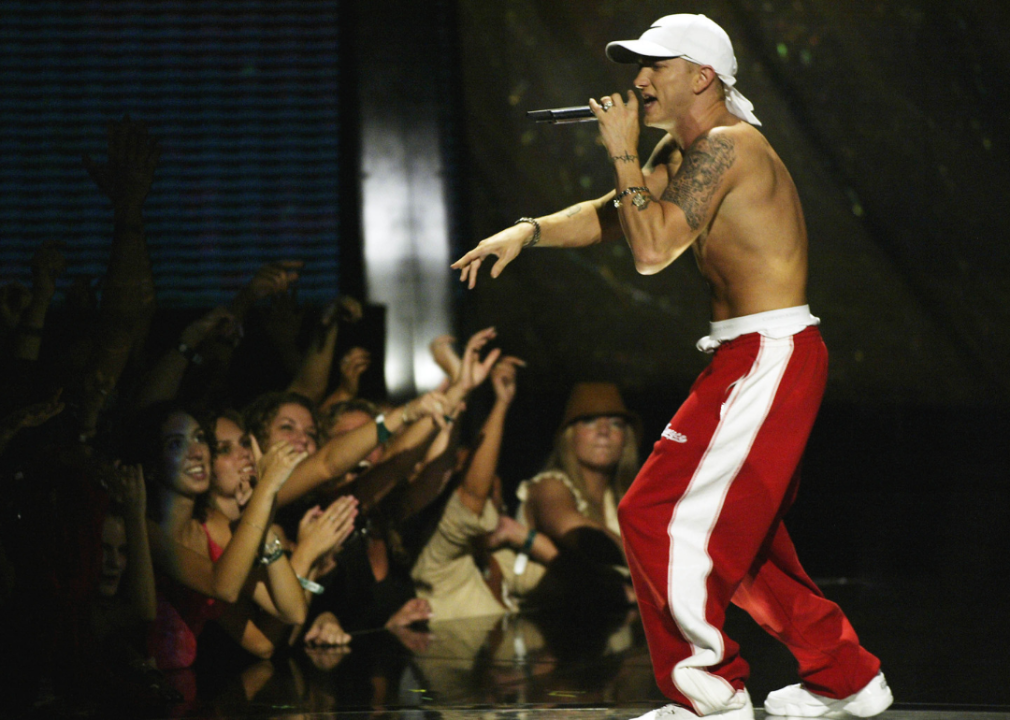 Eminem perform onstage for crowd.