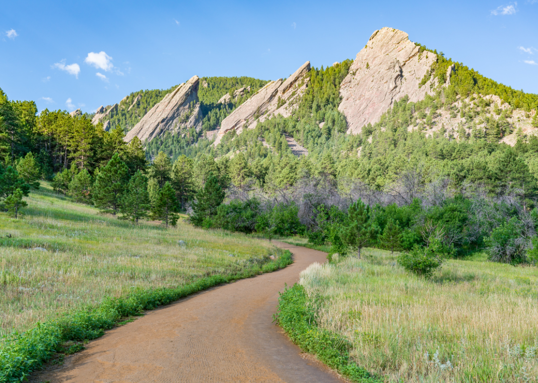 A trail going up to flatiron peaks.