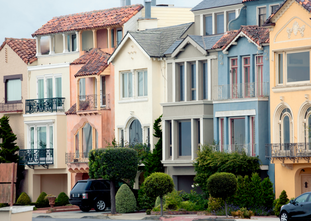 A row of townhouses in San Francisco of varying colors and styles.