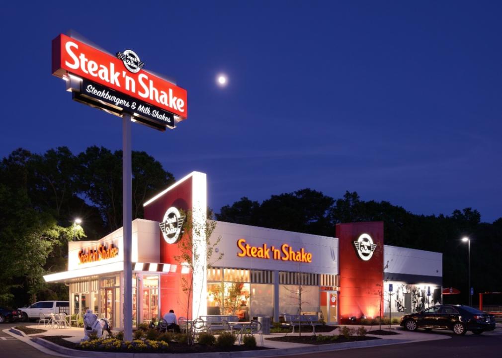 A Steak 'n Shake restaurant at night.