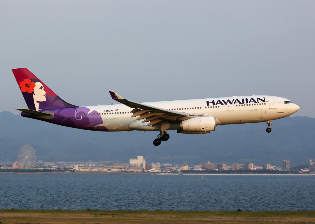 A Hawaiian Airlines Airbus A330 approaching on May 24, 2014, in Osaka.