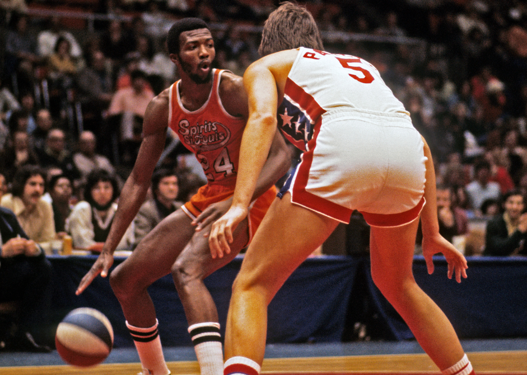 Forward Marvin Barnes #24 of the Spirits of St. Louis facing center Billy Paultz #5 of the New York Nets during an American Basketball Association game at the Nassau Coliseum circa 1975 in Uniondale, New York.