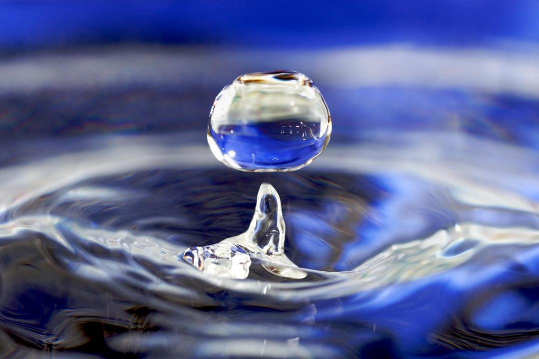 30 Popular Science Myths Debunked » Water drop 001