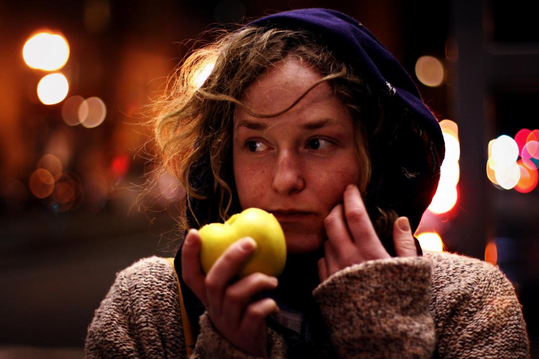 30 Popular Science Myths Debunked » Woman eating an apple