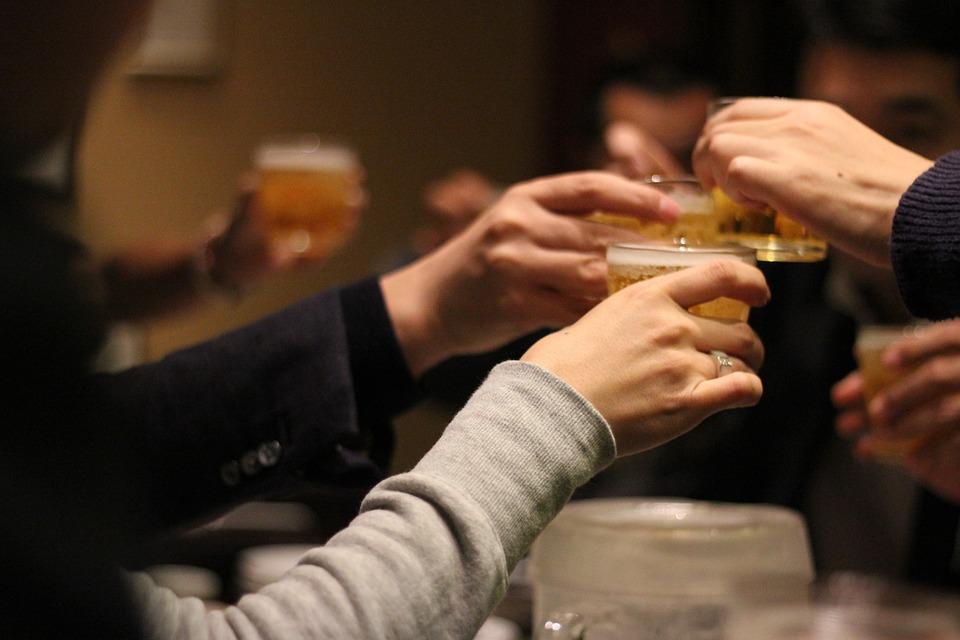 30 Popular Science Myths Debunked » cheers 2636510 960 720