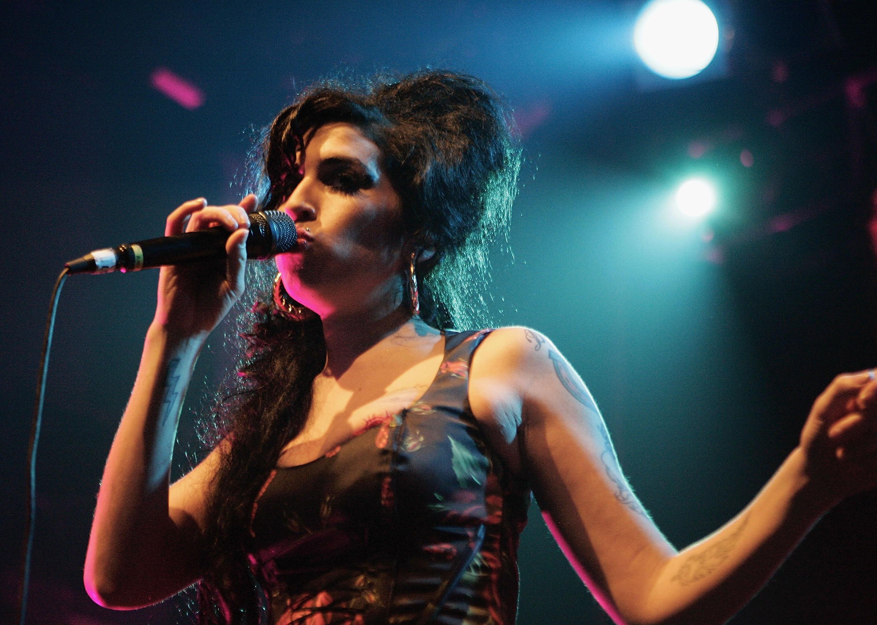 Amy Winehouse performs one of her songs