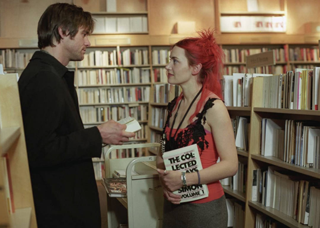 Kate Winslet talks to Jim Carrey in a library.