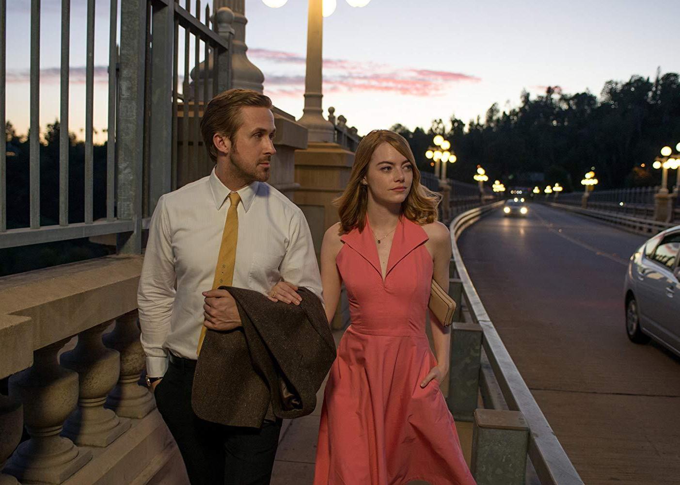 Ryan Gosling and Emma Stone walking down the street.