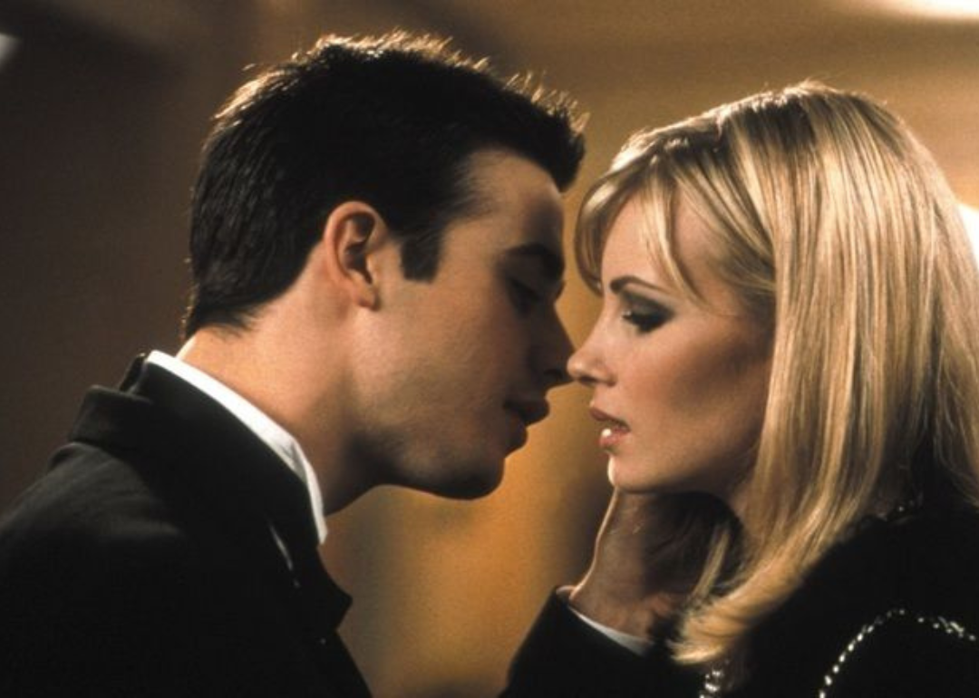 Monica Potter and Freddie Prinze Jr. go in for a kiss.