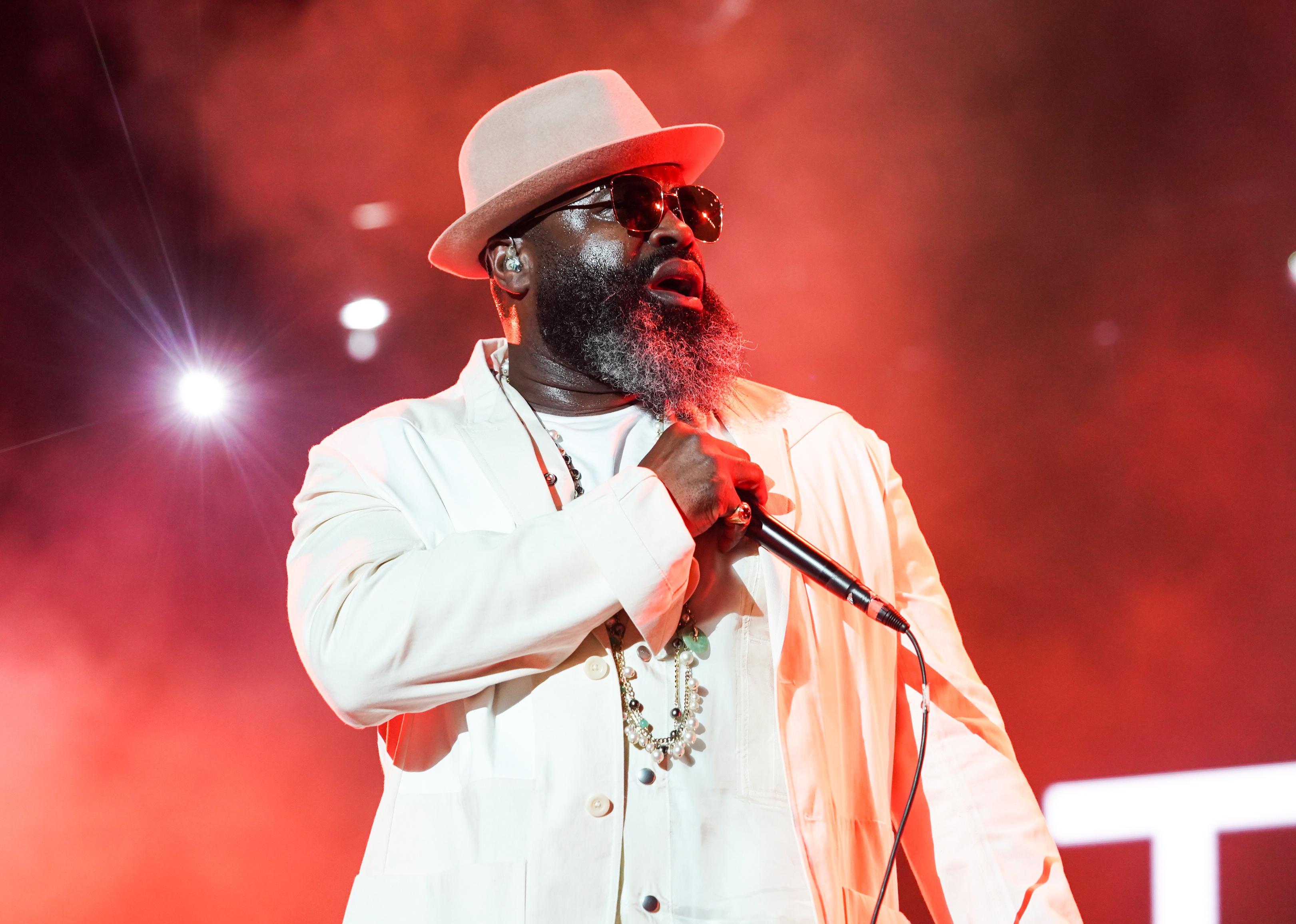 Black Thought performs in a white suit.