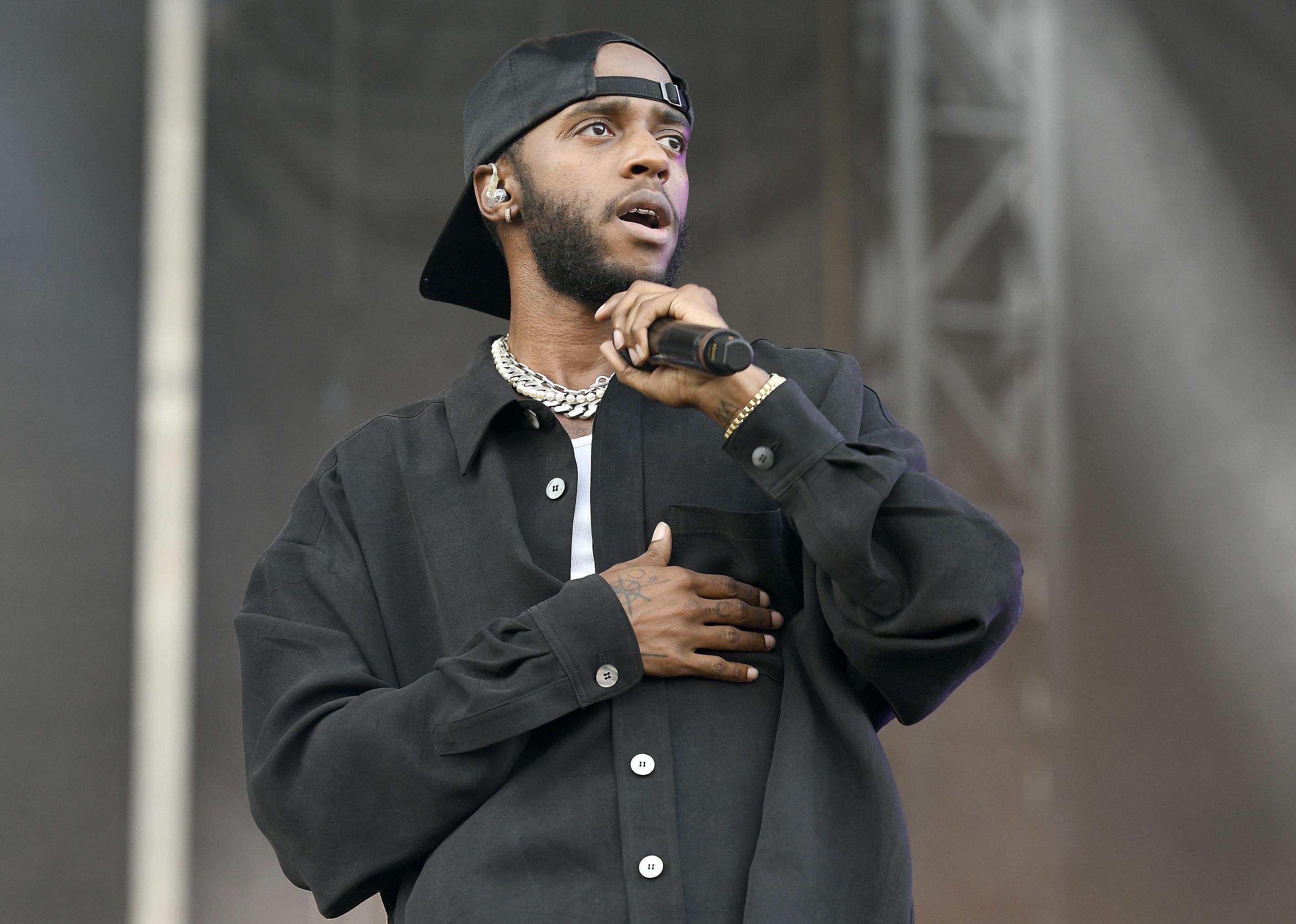 6lack performing in all black.