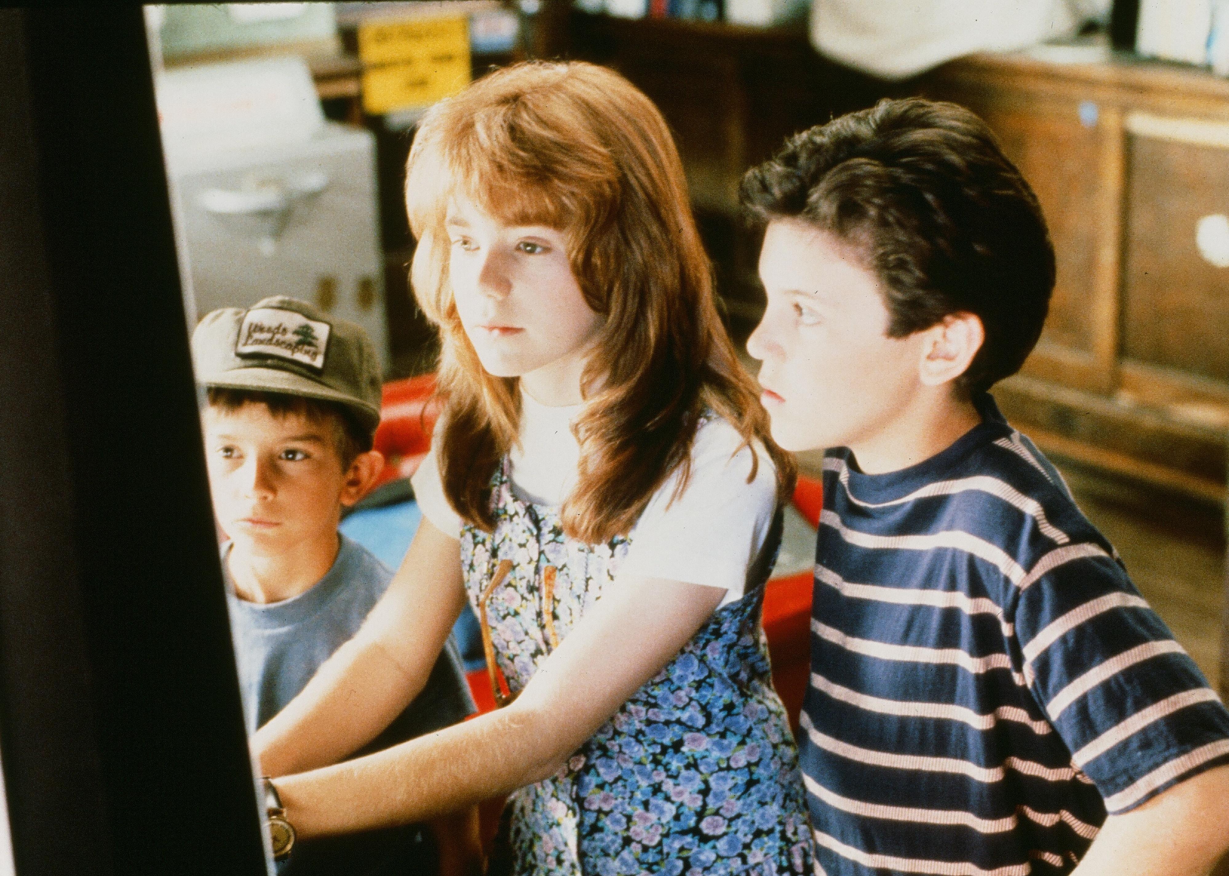 Luke Edwards, Jenny Lewis, and Fred Savage playing a game in a scene from the movie 'The Wizard'.