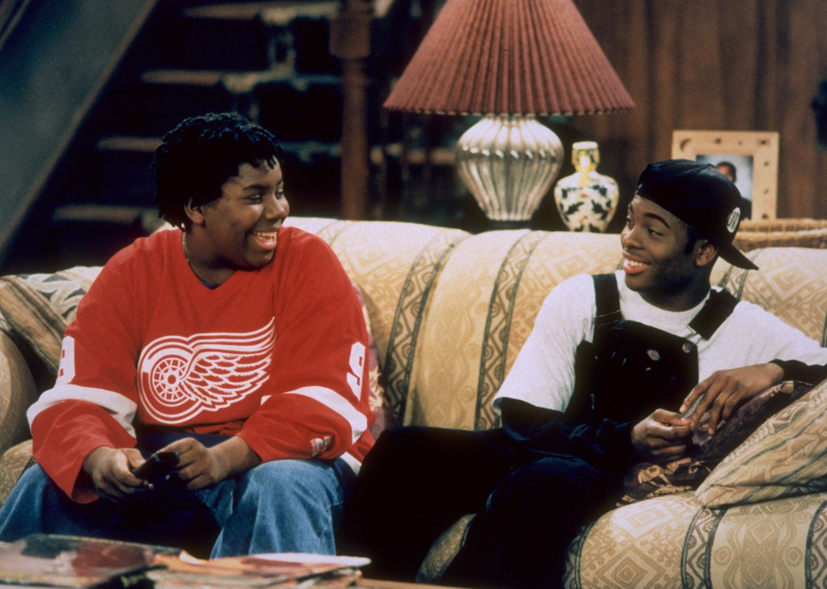 Kenan Thompson and Kel Mitchell laughing on a couch.