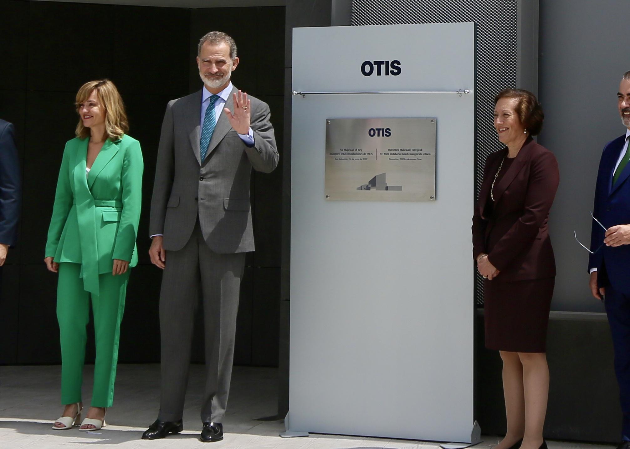 The Minister of Education and Vocational Training, Pilar Alegria; King Felipe VI and OTIS Worldwide CEO Judy Marks pose next to the inauguration plaque of a new OTIS factory.