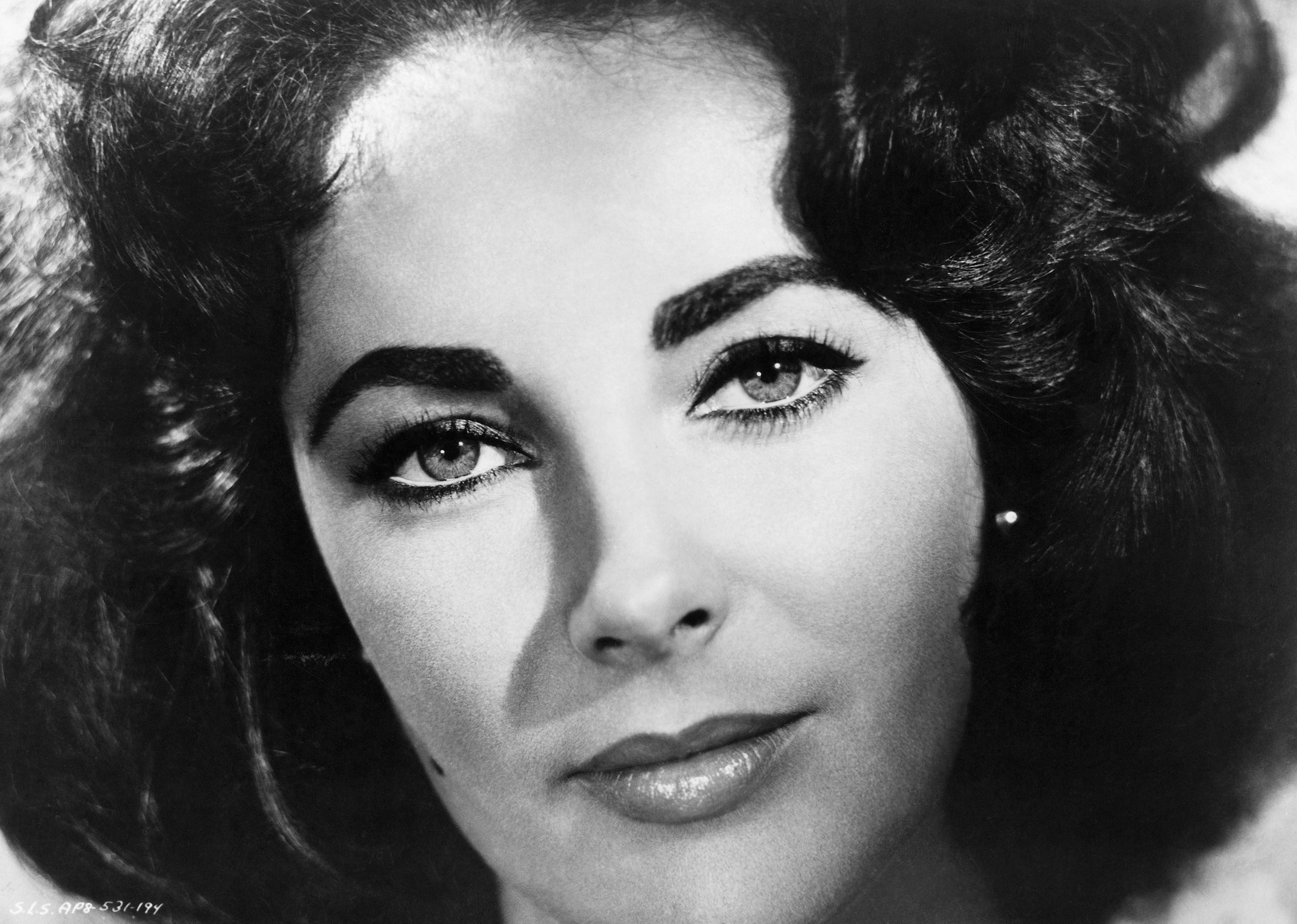 Elizabeth Taylor in black and white.