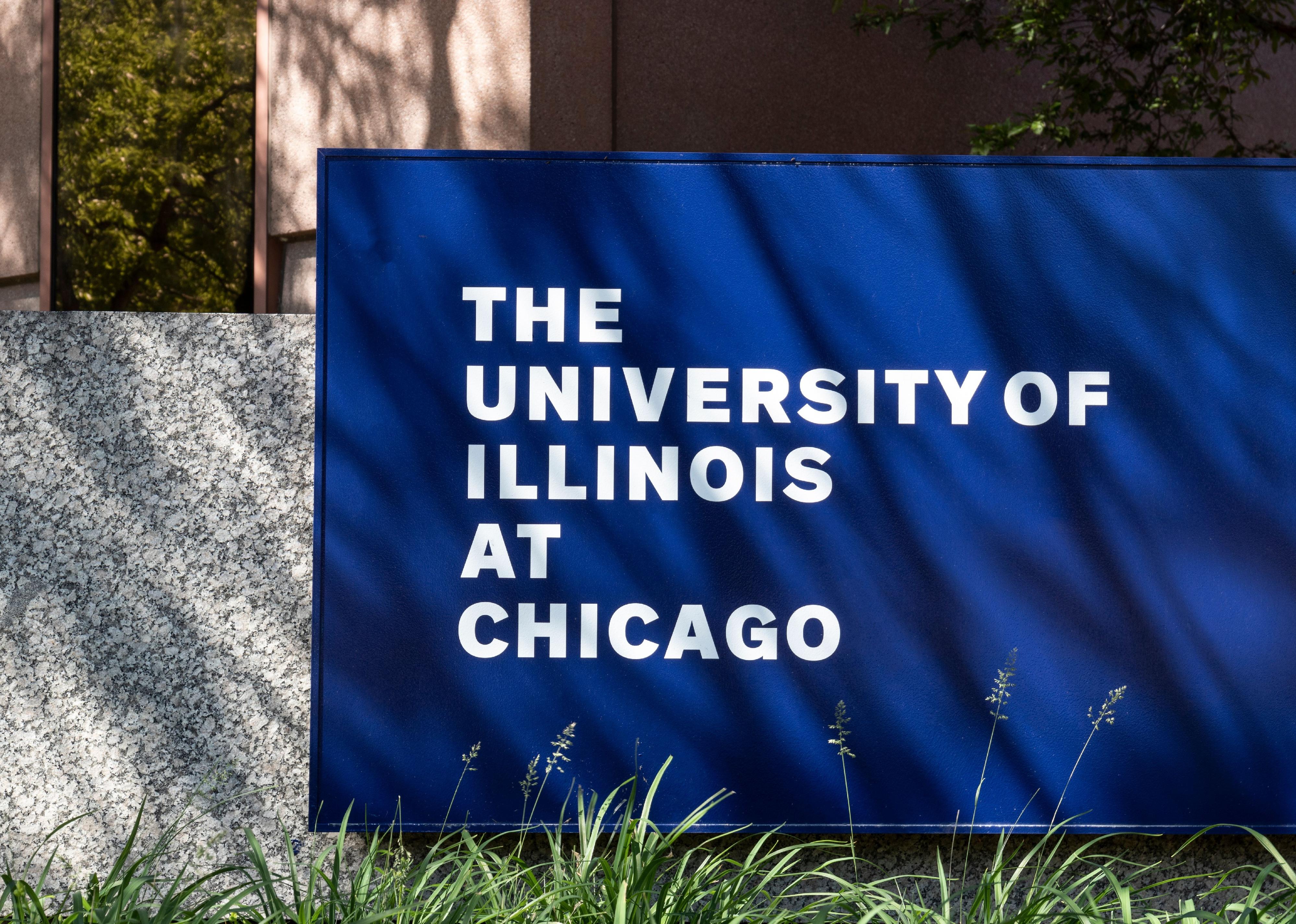 A University of Illinois at Chicago blue sign.