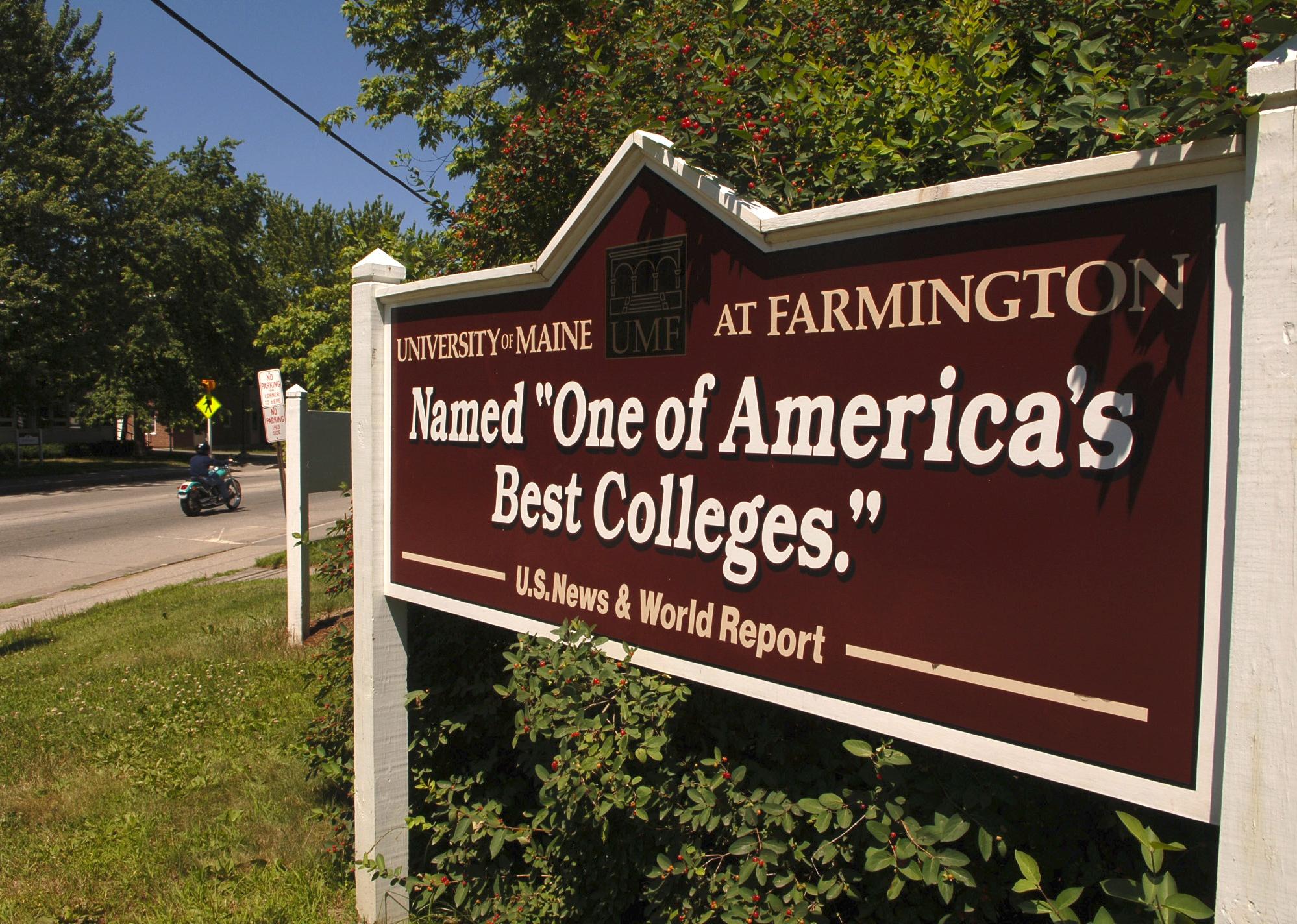 A rectangular maroon sign for University of Maine at Farmington