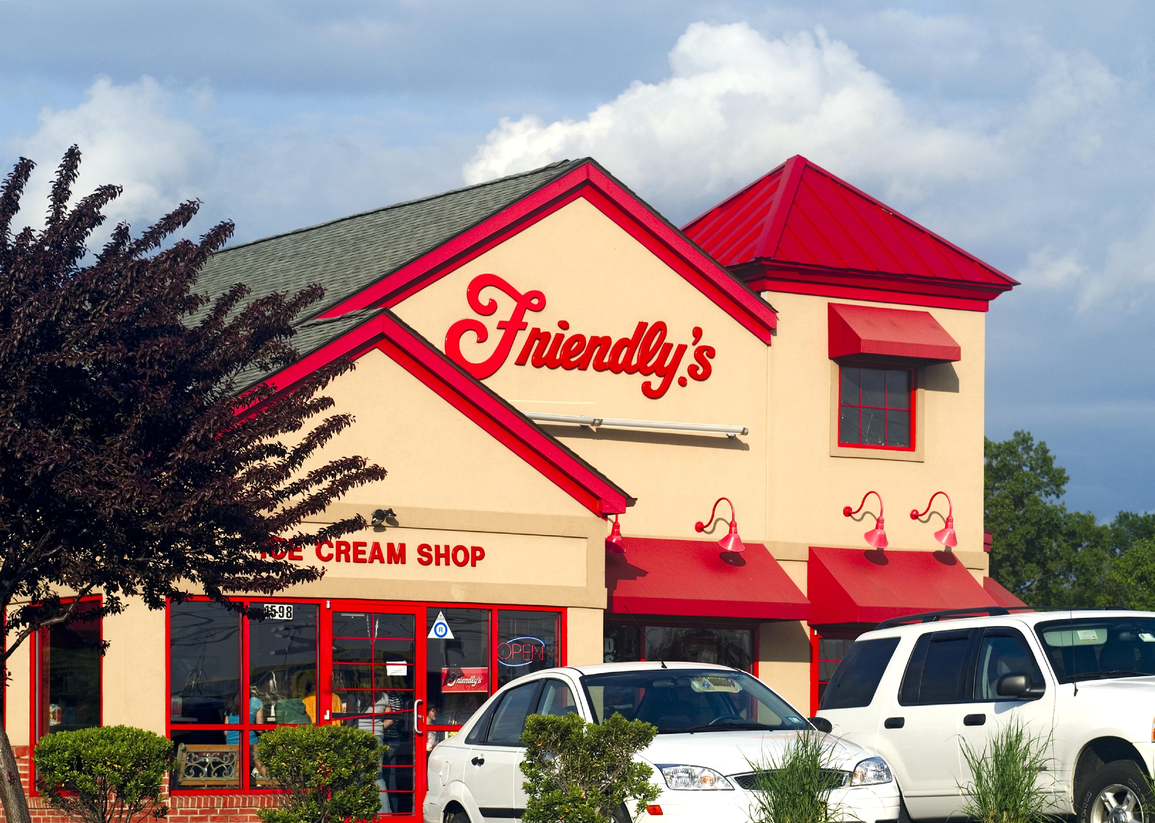 The exterior of a Friendly's restaurant.