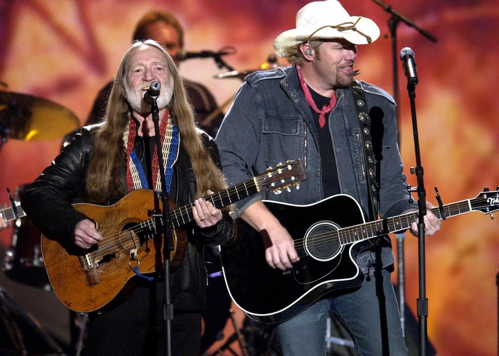 Willie Nelson and Toby Keith perform "Beer for My Horses"