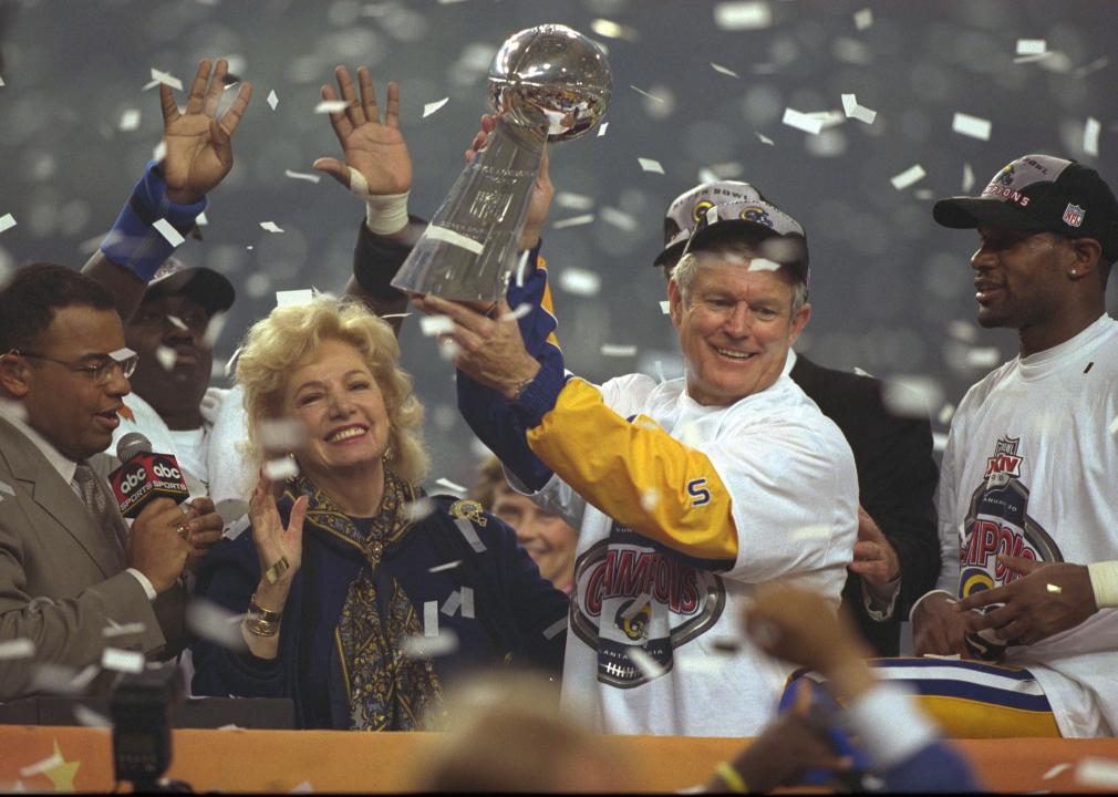 Mike Tirico, Georgia Frontiere, head coach Dick Vermeil and Isaac Bruce at Super Bowl XXXIV.