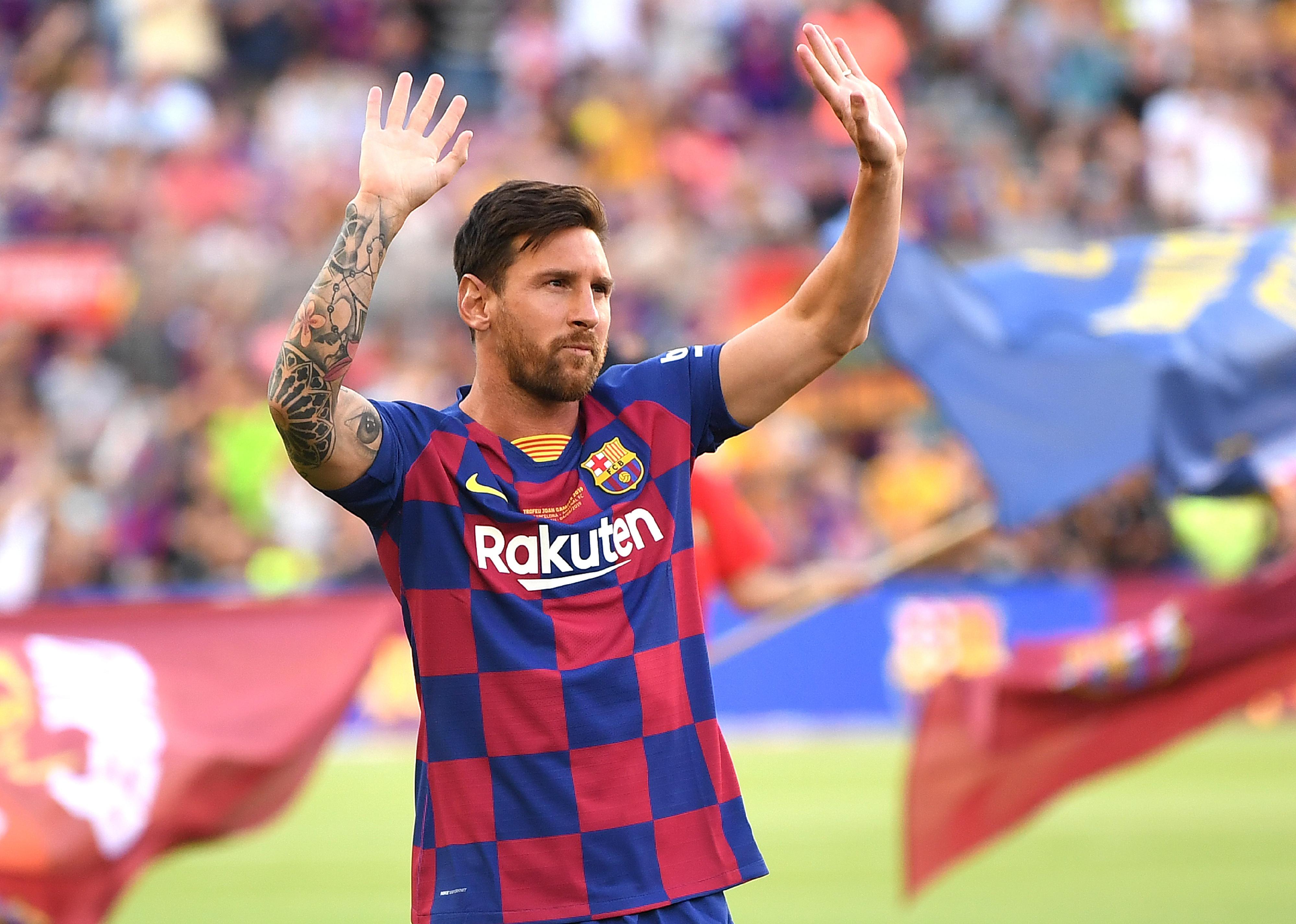 Lionel Messi of FC Barcelona waves to the crowd 