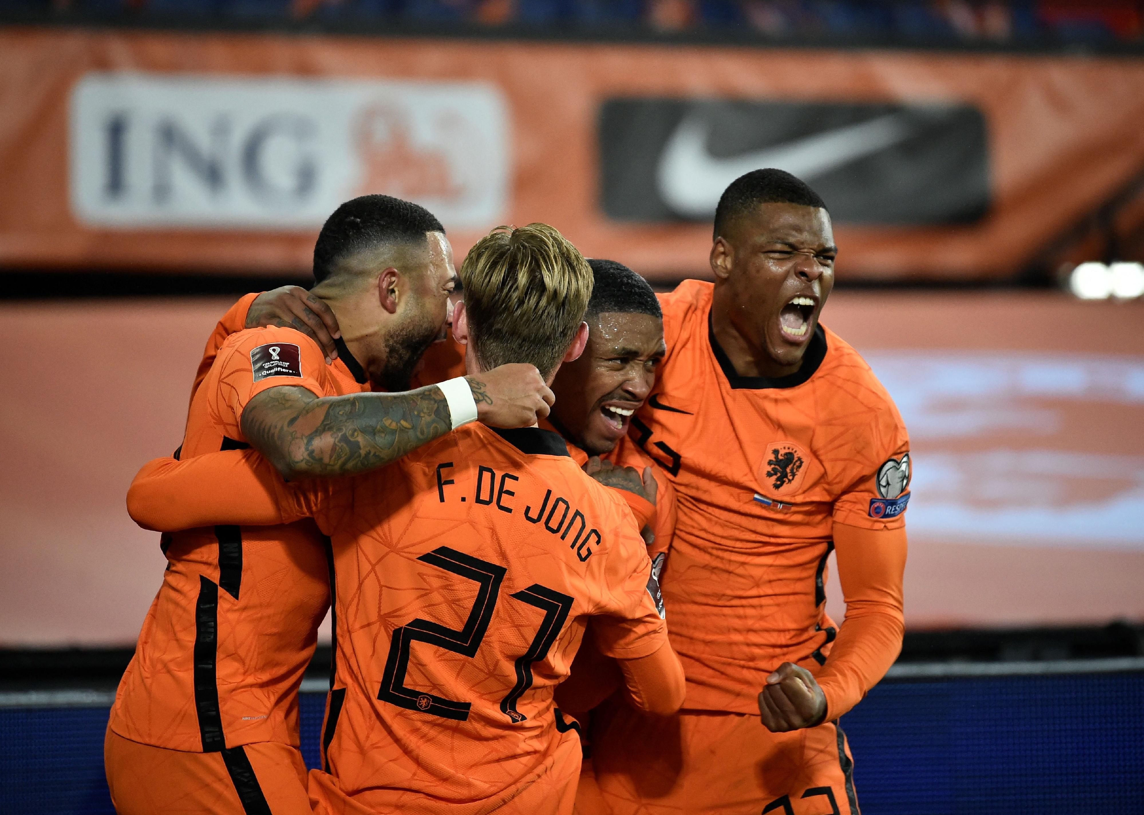 Steven Bergwijn celebrates with teammates after scoring during the FIFA World Cup Qatar 2022 qualifying round