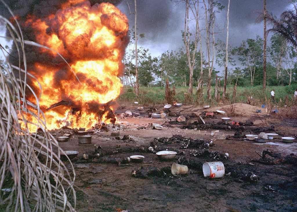 Fire burning at the centre of the Nigerian oil pipeline disaster.