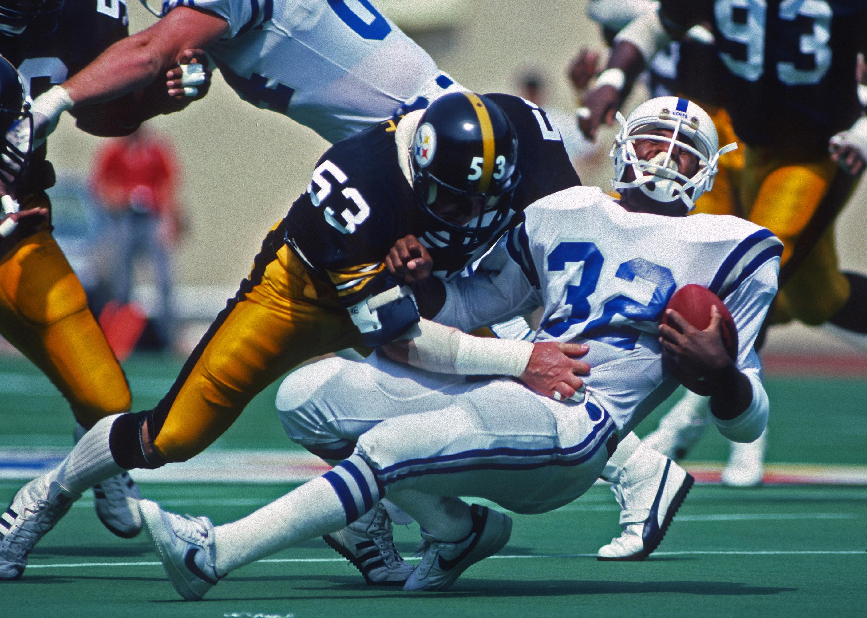 Rodney Peete of the Dallas Cowboys drops back to pass against the News  Photo - Getty Images