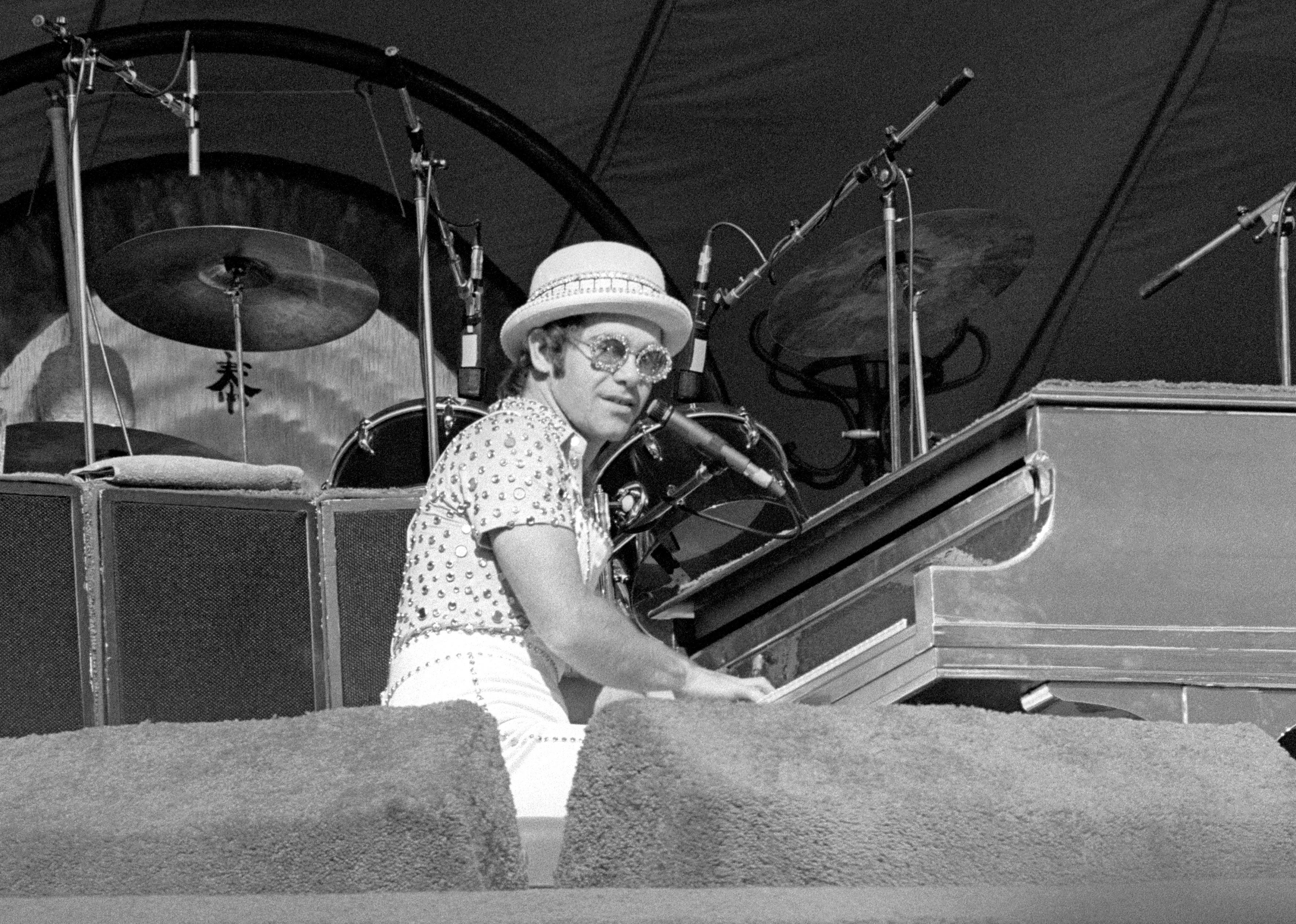 nachrichten Elton John tritt während der West of the Rockies-Tour auf der Bühne auf.