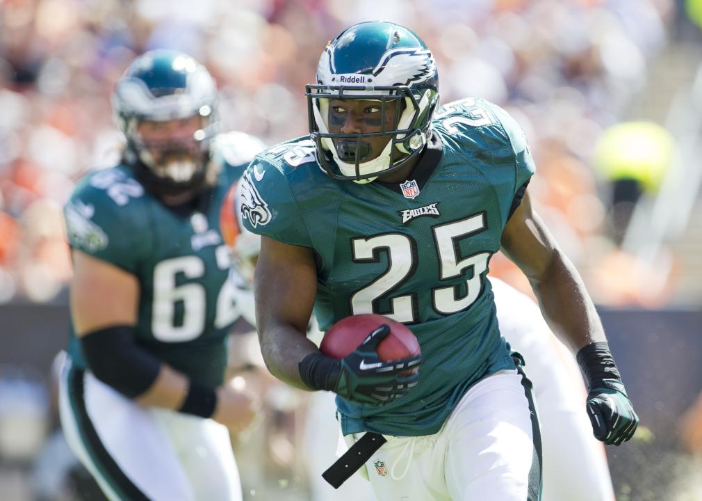 LeSean McCoy #25 of the Philadelphia Eagles runs for a gain.