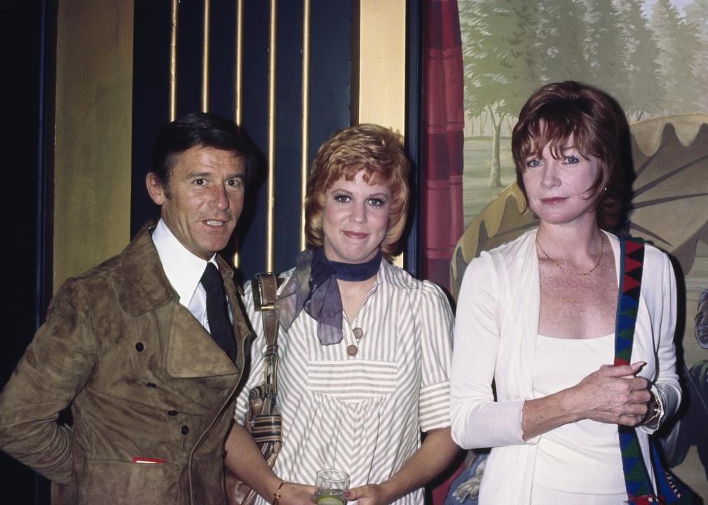 Roddy McDowall, Vicki Lawrence, and actress Shirley MacLaine at an event, circa 1985.