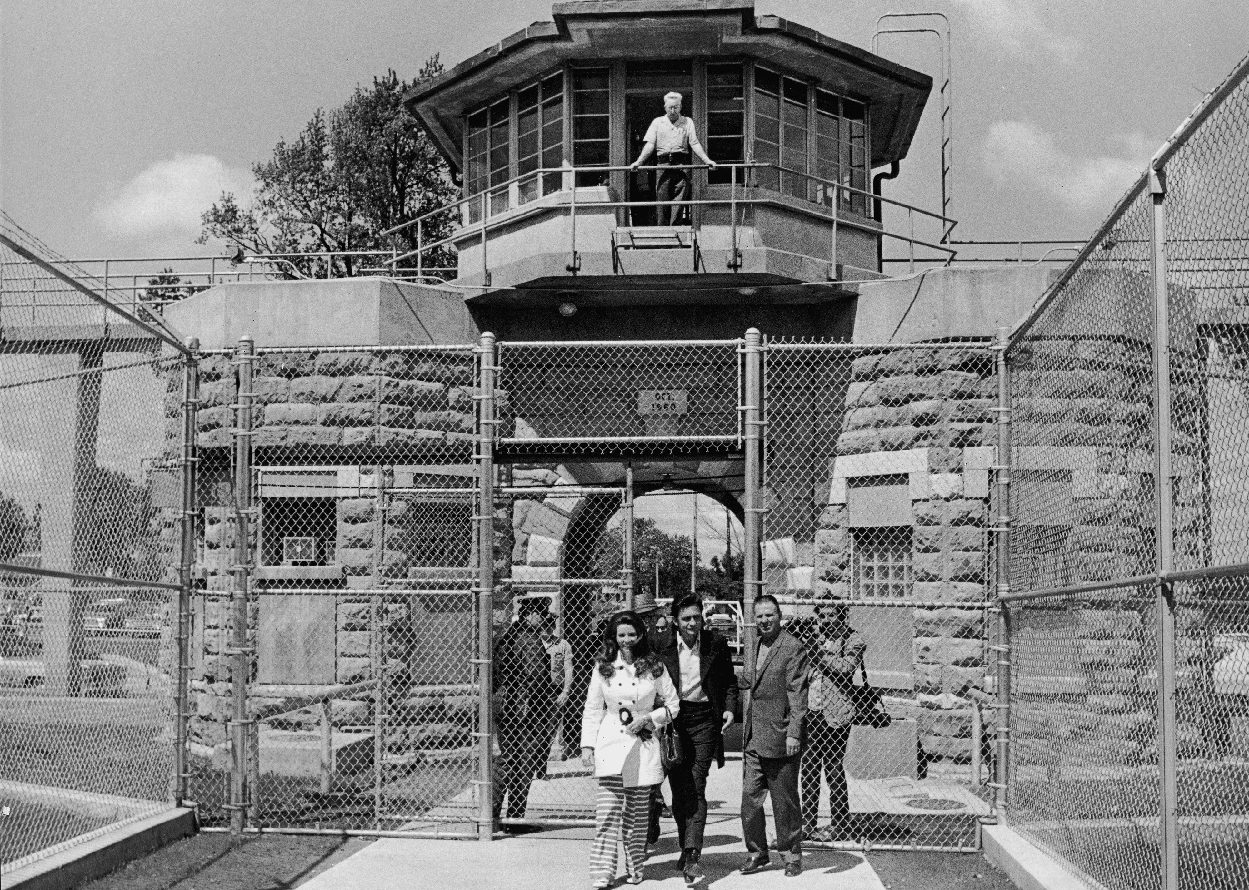 Johnny Cash and his wife June leaving a prison.