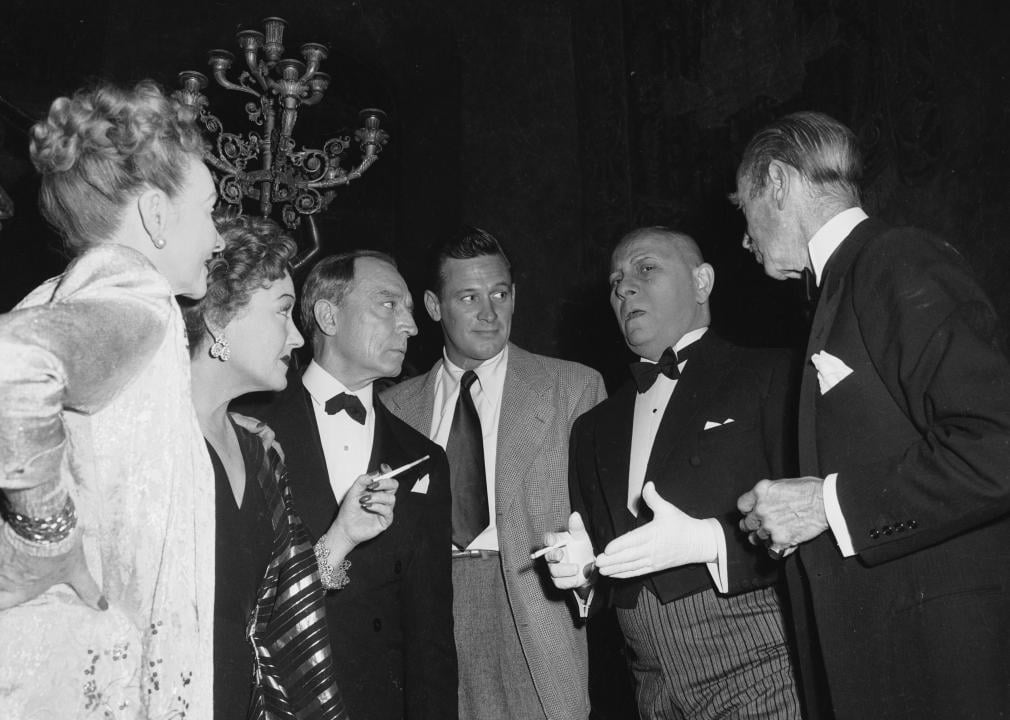 Anna Nilsson, Gloria Swanson, Buster Keaton, William Holden, Erich von Stroheim and HB Warner on the set of 'Sunset Blvd