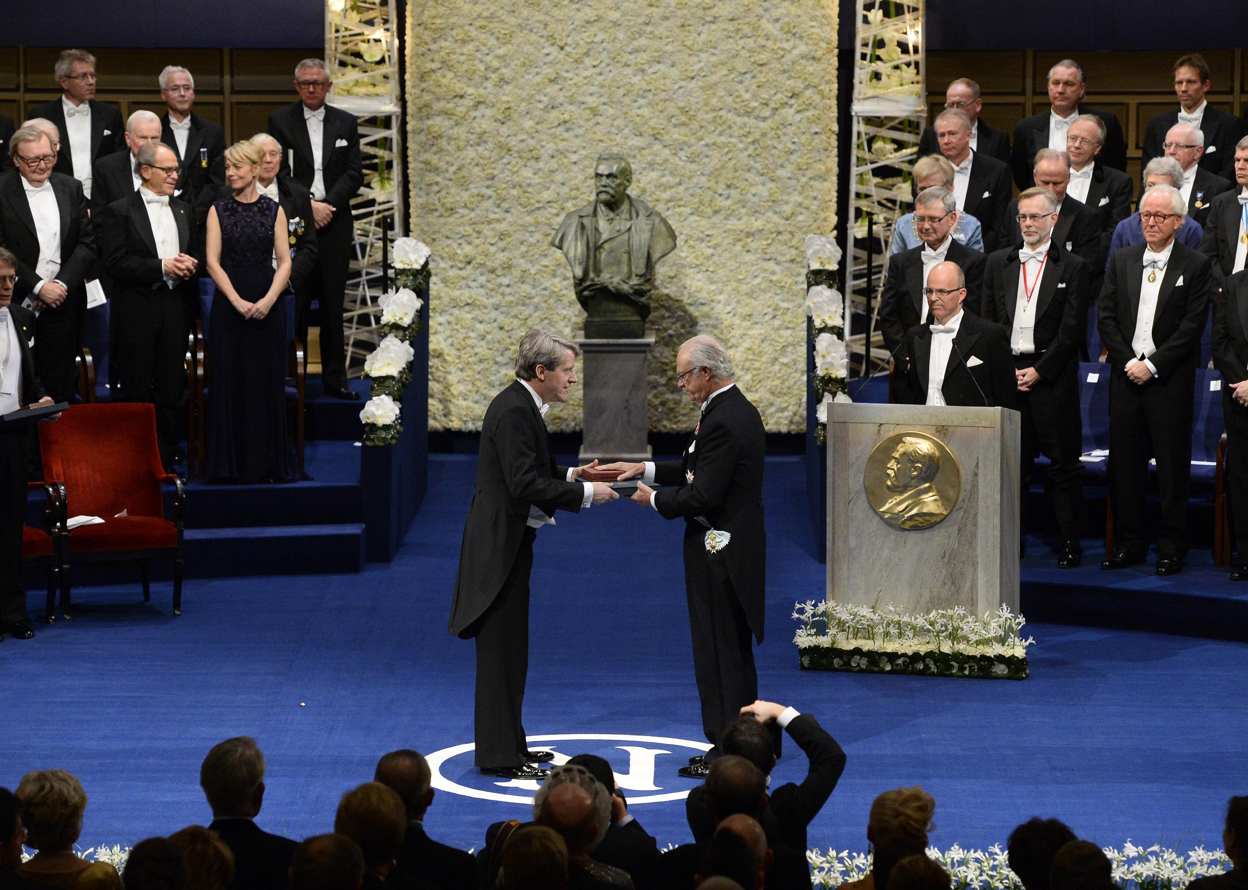 Фамилии нобелевских лауреатов. Нобелевская церемония 2008. Король Швеции на вручении Нобелевской премии.