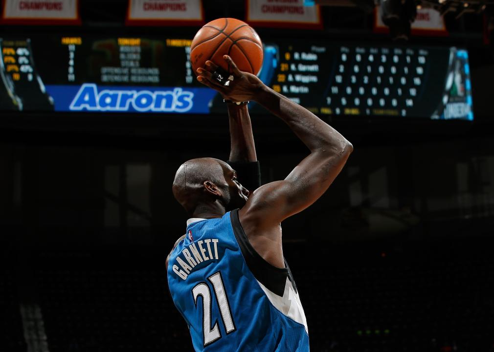 Back view of Kevin Garnett right before he shoots during a game