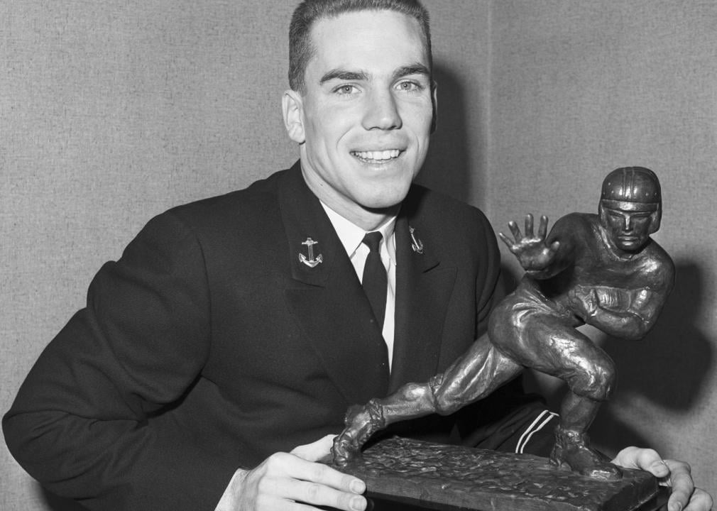 Roger Staubach poses with the Heisman Trophy.
